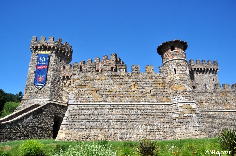 Castello Di Amorosa: каменная крепость в солнечном свету